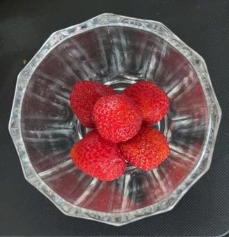 R7.06.15 自家栽培苺 R7.06.15 自家栽培苺の写真