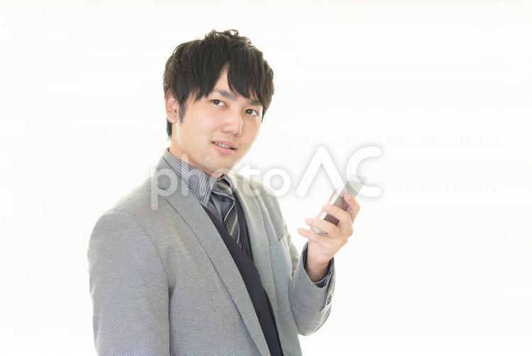 スマートフォンを持つ男性 ビジネス,ビジネスマン,スマホの写真素材