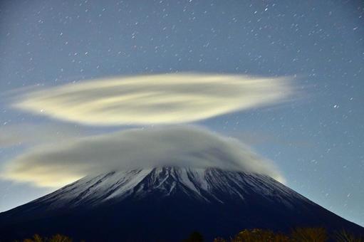 重なり合う傘雲 重なり合う傘雲の写真