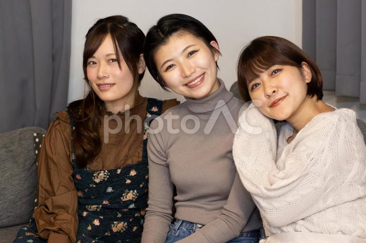 カメラ目線の仲良し3人組 女性,大学生,記念撮影の写真素材