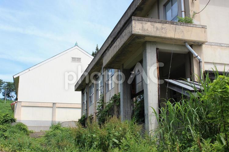 校舎と空 廃校,校舎,山脈の写真素材