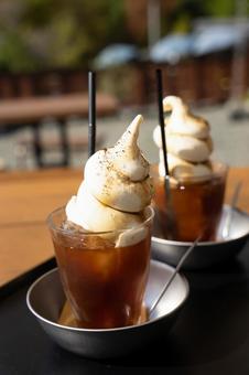 カフェのソフトクリームコーヒーフロート カフェのソフトクリームコーヒーフロート コーヒーフロート,ソフトクリーム,カフェの写真素材