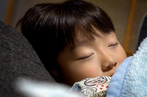 <素材>疲れてお昼寝をしている男の子 <素材>疲れてお昼寝をしている男の子 子供,昼寝,寝顔の写真素材
