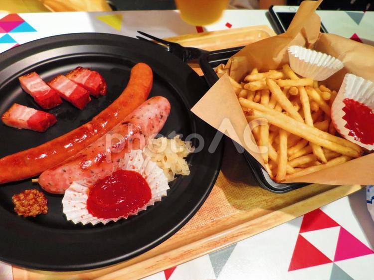 ソーセージとポテト ソーセージ,ポテト,フライドポテトの写真素材