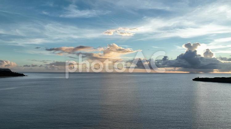 夕焼けの海を空撮 西表島,空撮,海の写真素材