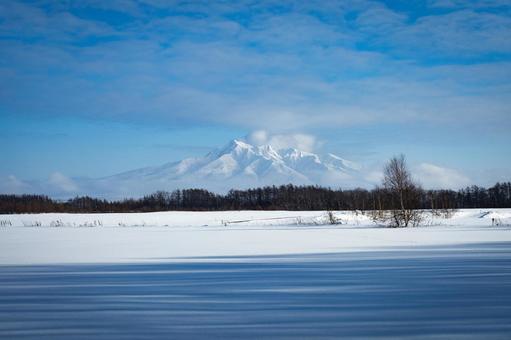 雪原にそびえる斜里岳 雪原にそびえる斜里岳の写真