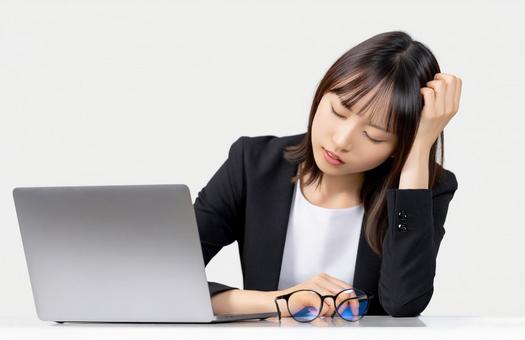 パソコンを使いながら悩む女性 パソコンを使いながら悩む女性 女性,パソコン,pcの写真素材