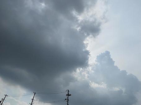 夏空に広がる黒い積乱雲 夏空に広がる黒い積乱雲の写真