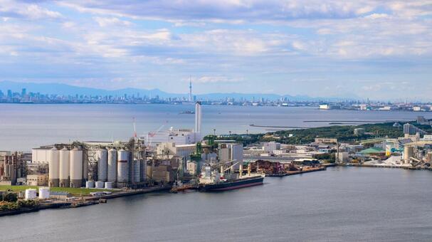 千葉港に停泊する貨物船と工場地帯 港,貨物船,千葉港の写真素材