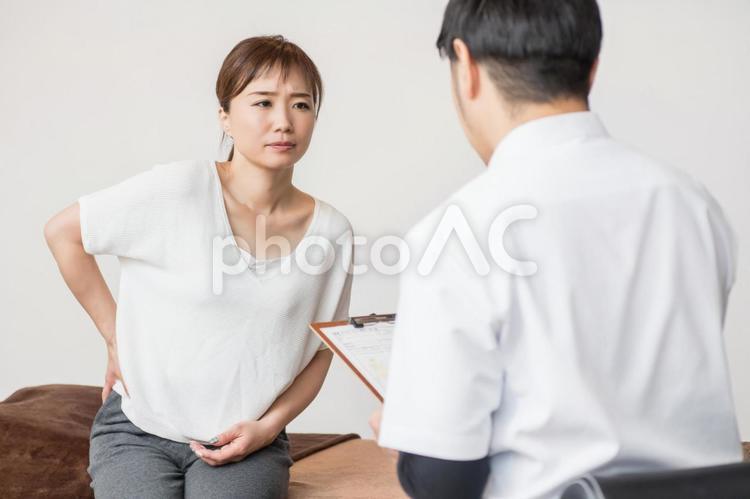 カウンセリングを受ける女性（腰） 腰痛,腰,整体の写真素材