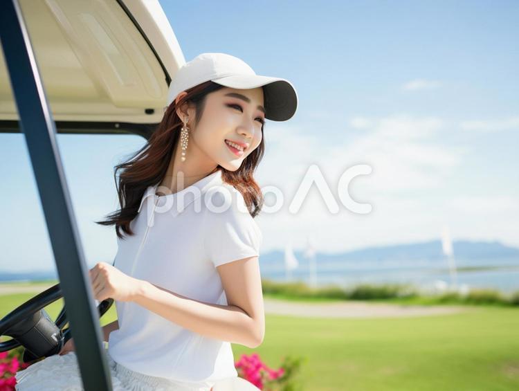 ゴルフカートに乗る笑顔の女性 ゴルフカート,ゴルフ,ゴルフ場の写真素材