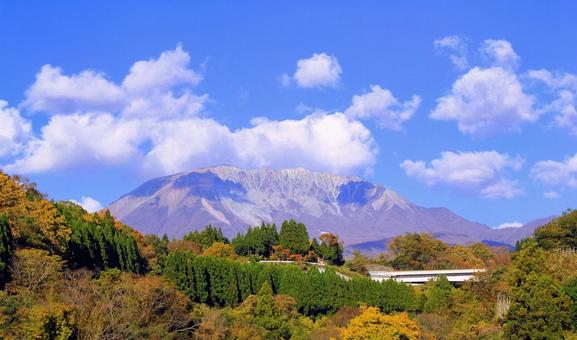 晩秋の大山の見える風景 晩秋の大山の見える風景 大山,鳥取大山,秋の写真素材