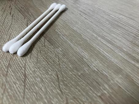綿棒3本を並べて配置した写真 綿棒3本を並べて配置した写真 綿棒,コットン棒,衛生用品の写真素材