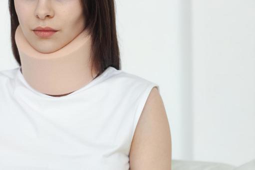 むち打ちした女性の首 ケガ,通院,治療の写真素材