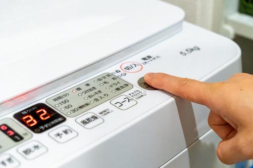 縦型洗濯機を操作する手元 縦型洗濯機を操作する手元 洗濯機,洗濯,縦型洗濯機の写真素材