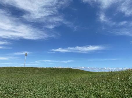 草原と青空 草原と青空の写真