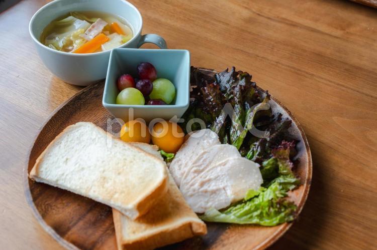 トーストと鶏ハムの洋風朝食 朝食,洋食,トーストの写真素材