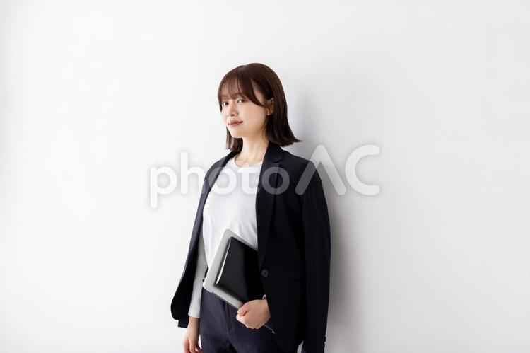 スーツを羽織るビジネスウーマン 女性,ビジネスウーマン,人物の写真素材