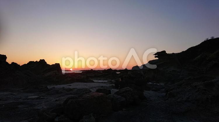 夕陽とゴジラ岩2　男鹿半島 夕日,夕陽,夕焼けの写真素材