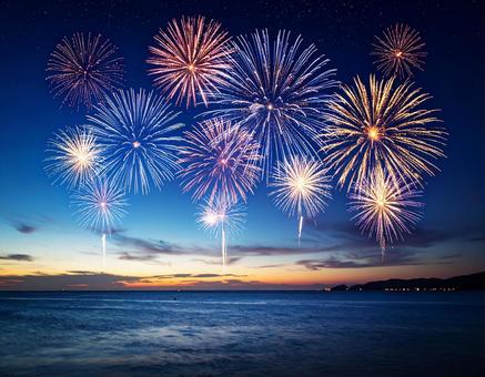 夜空に上がる打ち上げ花火 夜空に上がる打ち上げ花火の写真