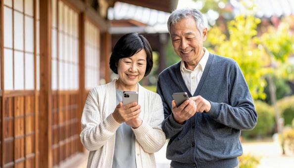 スマホを楽しむシニア夫婦 スマホを楽しむシニア夫婦の写真