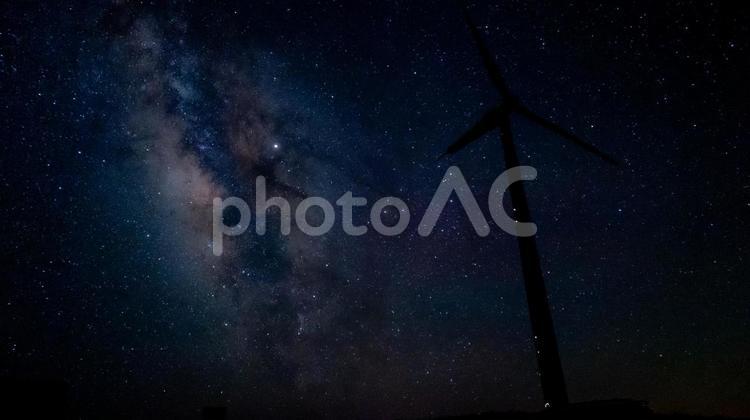 星降る風車の夜 天の川,星空,風力発電機の写真素材