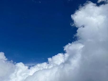抜けるような青空と白い雲 抜けるような青空と白い雲の写真