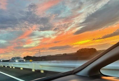 車窓からの夕焼けの写真