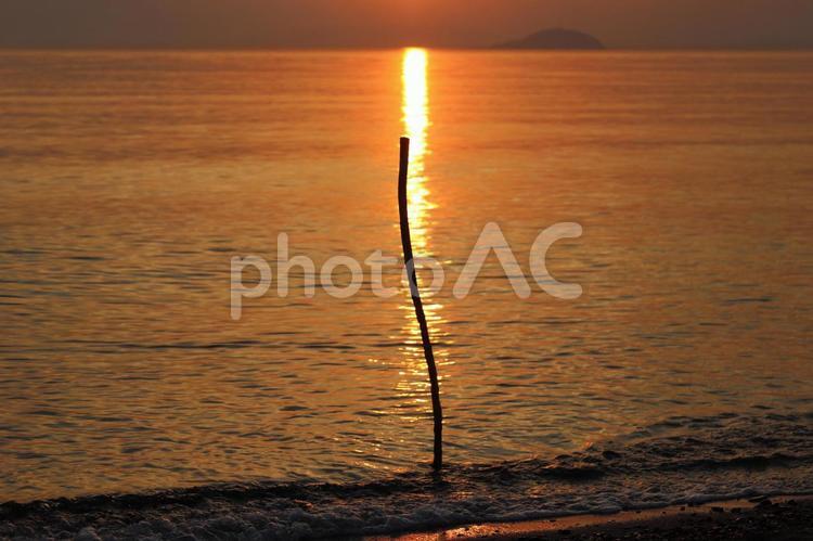 サンロードと波打ち際の棒 夕日,夕焼け,サンロードの写真素材