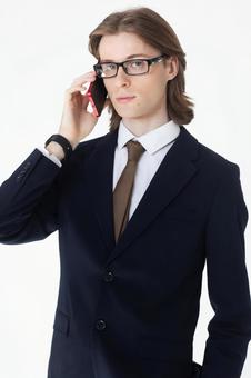 スマートフォンで電話しているスーツの男性 男性,外国人,欧米人の写真素材