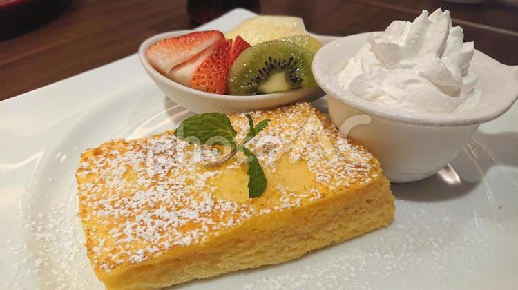 生クリームと果物を添えたフレンチトースト フレンチトースト,喫茶,スイーツの写真素材