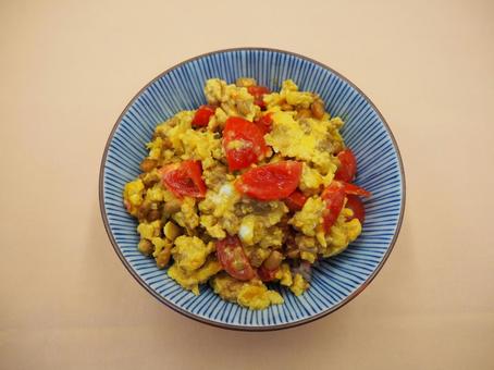 手作り・納豆とミニトマトの卵炒め丼 納豆,ミニトマト,卵炒めの写真素材