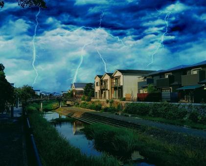 住宅街に響く雷鳴 住宅街に響く雷鳴 雷,稲妻,かみなりの写真素材