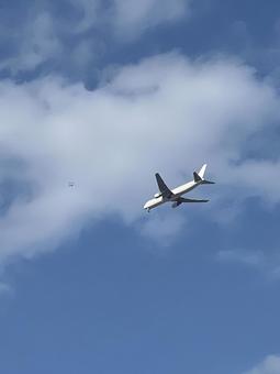 空飛ぶ飛行機とヘリコプター 飛行機,ジェット機,航空機の写真素材