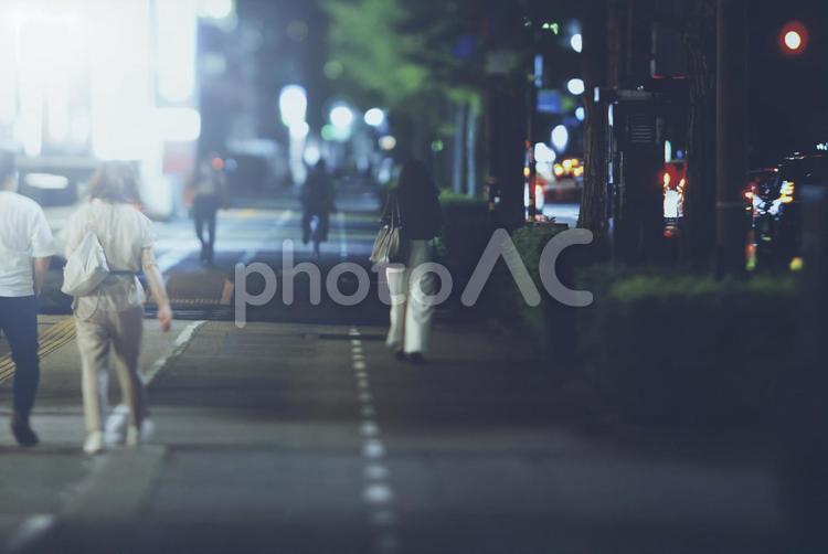 夜の都市を行き交う人々 ビジネスイメージ 人物,都市,人々の写真素材