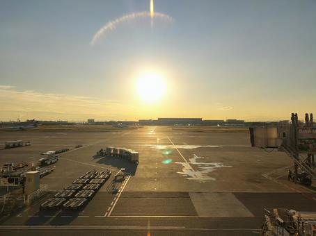 夕日に照らされる空港 空港,夕日,飛行場の写真素材