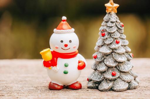 クリスマスツリーと一緒に写真を撮ります クリスマスツリーと一緒に写真を撮ります クリスマス,メリークリスマス,雪だるまの写真素材
