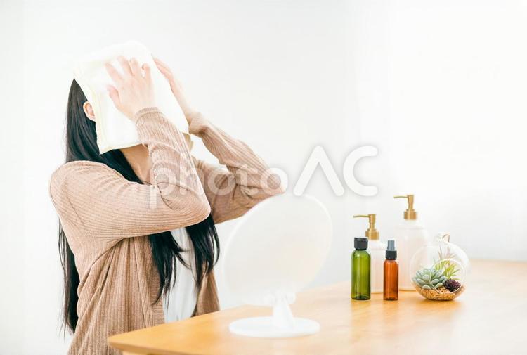 蒸しタオルを使う女性蒸気（アイマスク） アイマスク,眼精疲労,ホットタオルの写真素材
