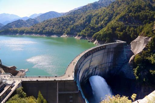 放水中の黒部ダム 放水中の黒部ダム 黒部ダム,放水,ダムの写真素材
