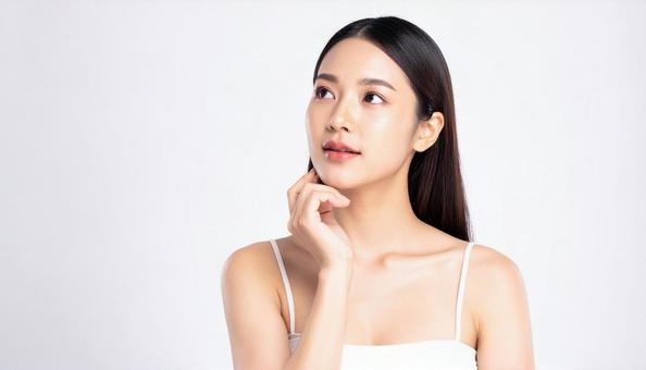 美容 見上げる日本人女性の横顔 美容 見上げる日本人女性の横顔の写真
