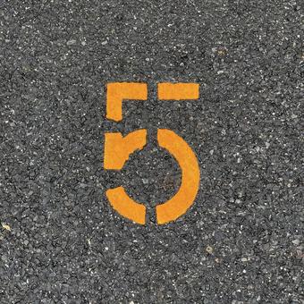 5(駐車場の番号) 5(駐車場の番号) 5,アスファルト,数字の写真素材