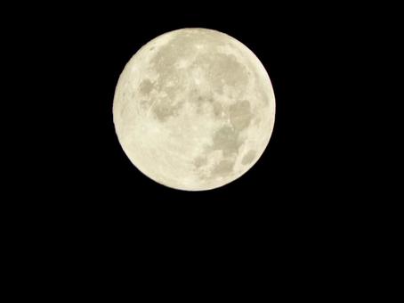 2025年10月6日の月11 月,中秋の名月,十五夜の写真素材