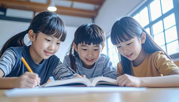 塾で勉強する日本人の小学生3人 塾で勉強する日本人の小学生3人の写真
