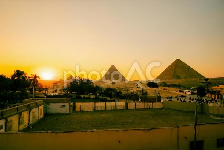 【エジプト】夕陽とピラミッドと砂漠 エジプト,ピラミッド,砂漠の写真素材