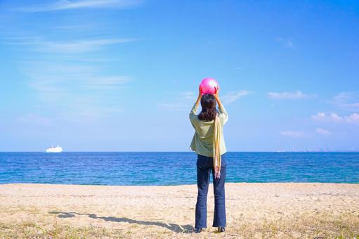 ボール＆女性⑤ 海,人,ボールの写真素材