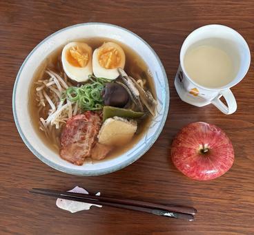 生ラーメンに半熟卵と焼きベーコン等の朝食 朝食,昼食,ラーメンの写真素材