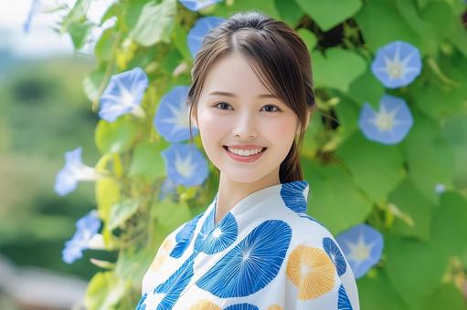 朝顔柄の浴衣を着た笑顔の女性の写真