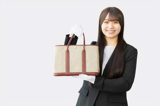 バッグを持つ買取業の女性スタッフ 女性,人物,ビジネスの写真素材