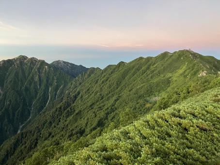 空木岳に向かう縦走路 空木岳に向かう縦走路 熊沢岳,縦走路,大滝山の写真素材