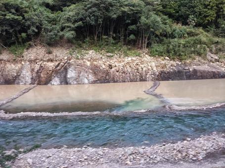 色が分かれる川の流れ 色が分かれる川の流れの写真